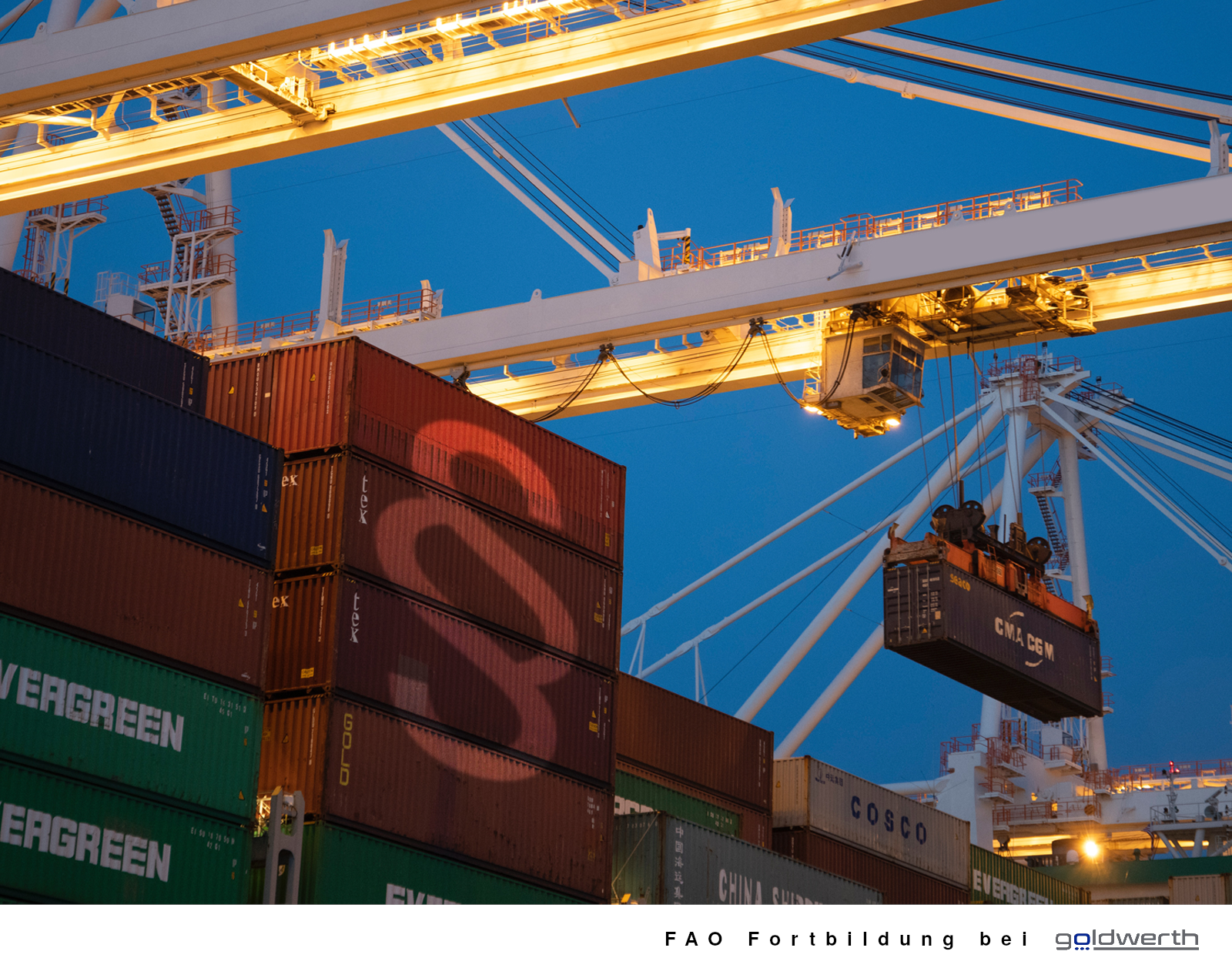 Containerhafen mit Kränen und stapelbaren Containern bei Dämmerung, FAO Fortbildung bei goldwerth sichtbar.